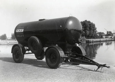 811721 Afbeelding van een aanhangwagen met opslagtank van de Nederlandse Kabel Fabriek (NKF) te Delft, geproduceerd ...